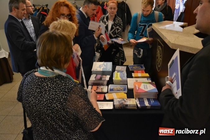 Zdjęcie w galerii na portalu naszraciborz.pl: Erasmus+ Bus odwiedził Zamek Piastowski w Raciborzu wiadomości z regionu