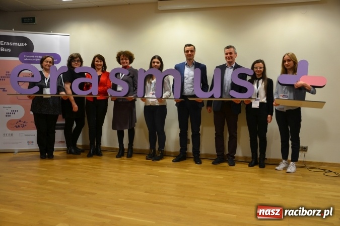 Zdjęcie w galerii na portalu naszraciborz.pl: Erasmus+ Bus odwiedził Zamek Piastowski w Raciborzu wiadomości z regionu