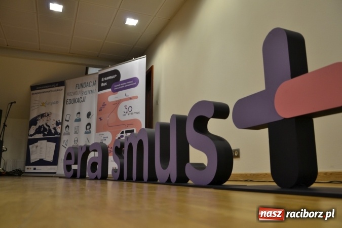 Zdjęcie w galerii na portalu naszraciborz.pl: Erasmus+ Bus odwiedził Zamek Piastowski w Raciborzu wiadomości z regionu