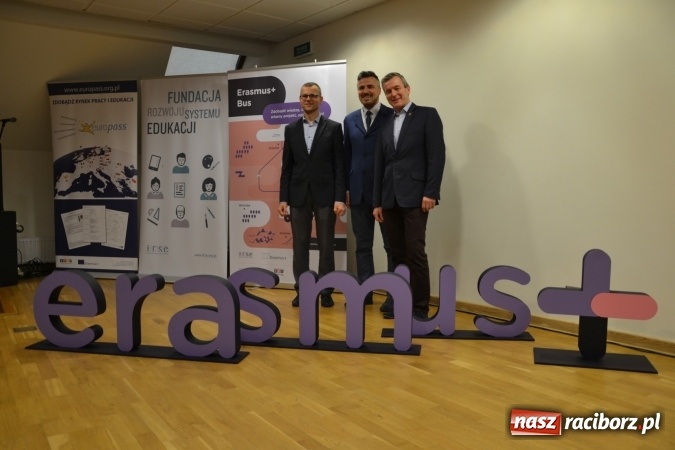 Zdjęcie w galerii na portalu naszraciborz.pl: Erasmus+ Bus odwiedził Zamek Piastowski w Raciborzu wiadomości z regionu