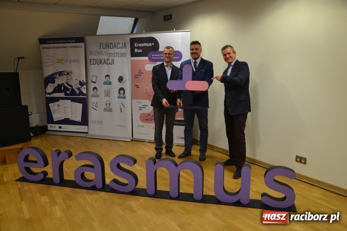Zdjęcie w galerii na portalu naszraciborz.pl: Erasmus+ Bus odwiedził Zamek Piastowski w Raciborzu wiadomości z regionu