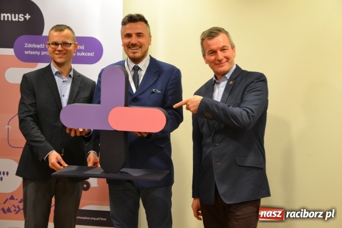 Zdjęcie w galerii na portalu naszraciborz.pl: Erasmus+ Bus odwiedził Zamek Piastowski w Raciborzu wiadomości z regionu