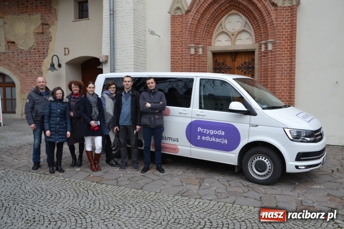 Zdjęcie w galerii na portalu naszraciborz.pl: Erasmus+ Bus odwiedził Zamek Piastowski w Raciborzu wiadomości z regionu