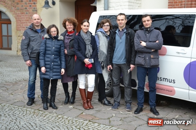 Zdjęcie w galerii na portalu naszraciborz.pl: Erasmus+ Bus odwiedził Zamek Piastowski w Raciborzu wiadomości z regionu