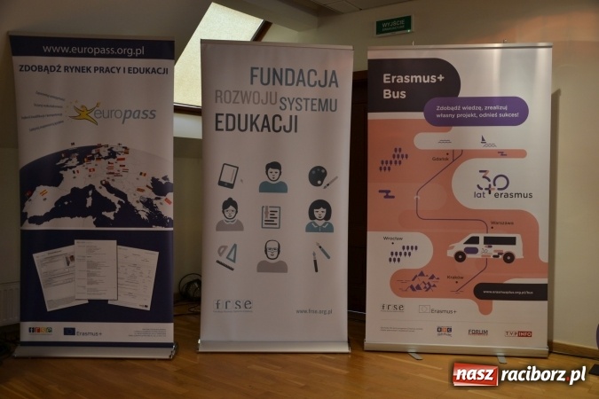 Zdjęcie w galerii na portalu naszraciborz.pl: Erasmus+ Bus odwiedził Zamek Piastowski w Raciborzu wiadomości z regionu