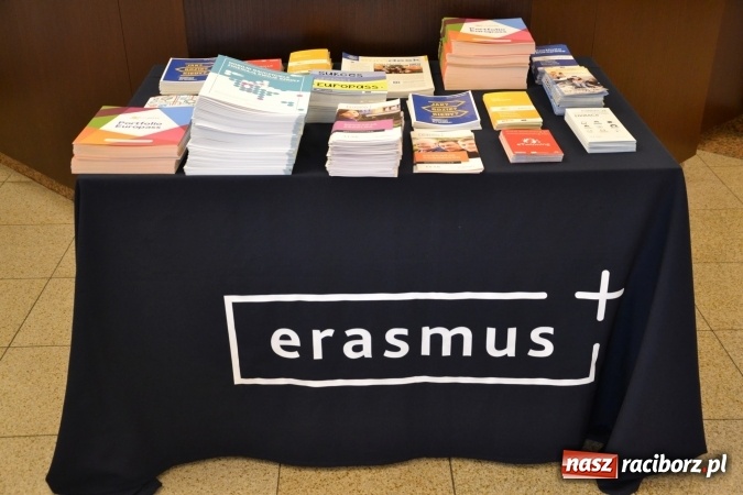 Zdjęcie w galerii na portalu naszraciborz.pl: Erasmus+ Bus odwiedził Zamek Piastowski w Raciborzu wiadomości z regionu