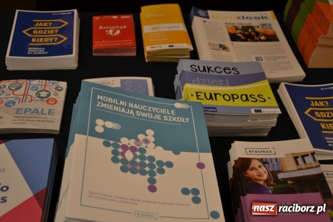 Zdjęcie w galerii na portalu naszraciborz.pl: Erasmus+ Bus odwiedził Zamek Piastowski w Raciborzu wiadomości z regionu