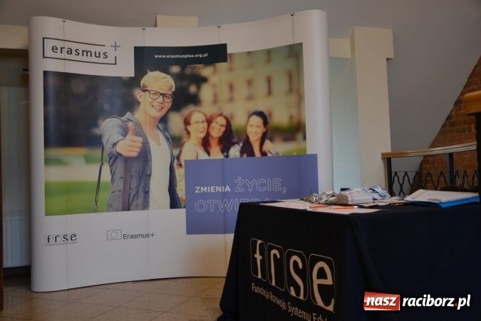 Zdjęcie w galerii na portalu naszraciborz.pl: Erasmus+ Bus odwiedził Zamek Piastowski w Raciborzu wiadomości z regionu