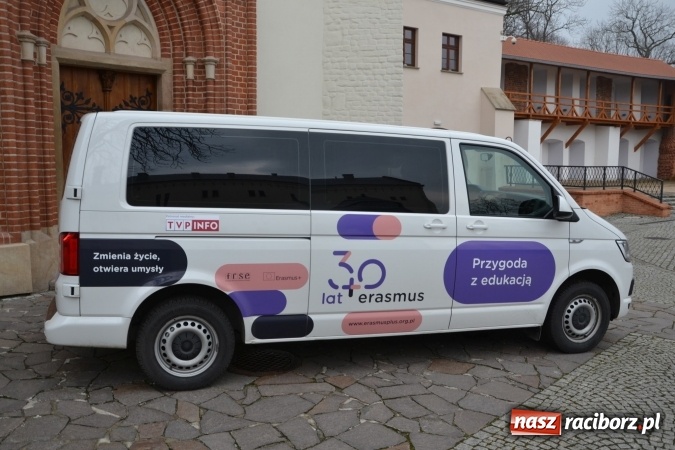 Zdjęcie w galerii na portalu naszraciborz.pl: Erasmus+ Bus odwiedził Zamek Piastowski w Raciborzu wiadomości z regionu