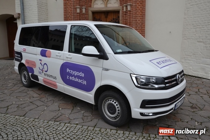 Zdjęcie w galerii na portalu naszraciborz.pl: Erasmus+ Bus odwiedził Zamek Piastowski w Raciborzu wiadomości z regionu