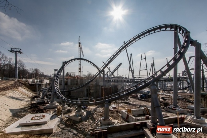 Zdjęcie w galerii na portalu naszraciborz.pl: Czy ta atrakcja, jak za dawnych lat, przyciągnie raciborzan do Chorzowa? Rollercoaster na finiszu FOTO wiadomości z regionu