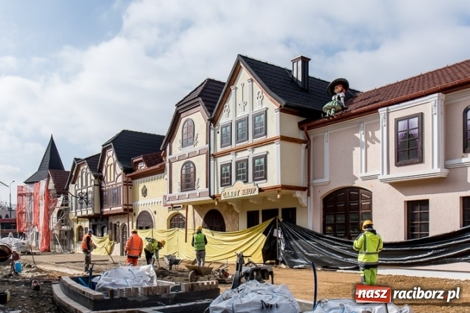 Zdjęcie w galerii na portalu naszraciborz.pl: Czy ta atrakcja, jak za dawnych lat, przyciągnie raciborzan do Chorzowa? Rollercoaster na finiszu FOTO wiadomości z regionu