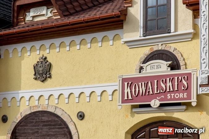 Zdjęcie w galerii na portalu naszraciborz.pl: Czy ta atrakcja, jak za dawnych lat, przyciągnie raciborzan do Chorzowa? Rollercoaster na finiszu FOTO wiadomości z regionu