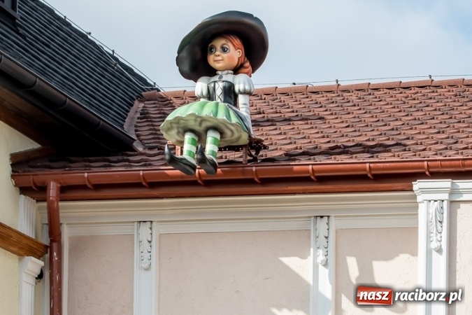 Zdjęcie w galerii na portalu naszraciborz.pl: Czy ta atrakcja, jak za dawnych lat, przyciągnie raciborzan do Chorzowa? Rollercoaster na finiszu FOTO wiadomości z regionu