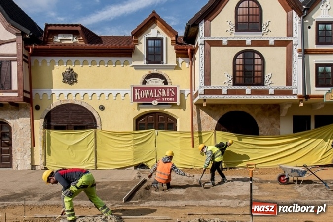 Zdjęcie w galerii na portalu naszraciborz.pl: Czy ta atrakcja, jak za dawnych lat, przyciągnie raciborzan do Chorzowa? Rollercoaster na finiszu FOTO wiadomości z regionu