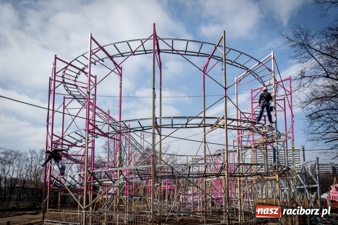Zdjęcie w galerii na portalu naszraciborz.pl: Czy ta atrakcja, jak za dawnych lat, przyciągnie raciborzan do Chorzowa? Rollercoaster na finiszu FOTO wiadomości z regionu