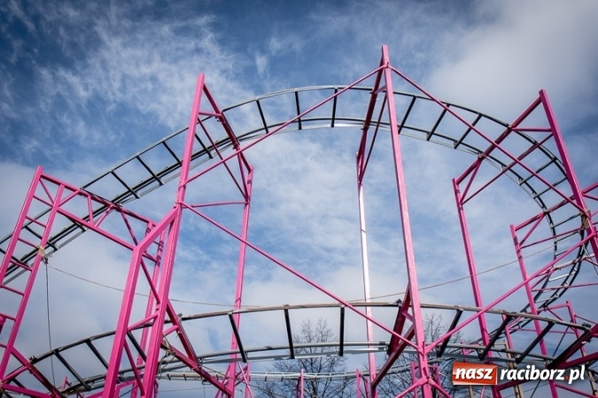 Zdjęcie w galerii na portalu naszraciborz.pl: Czy ta atrakcja, jak za dawnych lat, przyciągnie raciborzan do Chorzowa? Rollercoaster na finiszu FOTO wiadomości z regionu