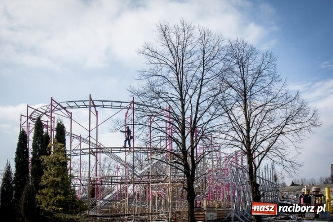 Zdjęcie w galerii na portalu naszraciborz.pl: Czy ta atrakcja, jak za dawnych lat, przyciągnie raciborzan do Chorzowa? Rollercoaster na finiszu FOTO wiadomości z regionu