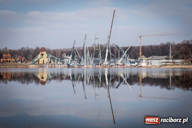 Zdjęcie w galerii na portalu naszraciborz.pl: Czy ta atrakcja, jak za dawnych lat, przyciągnie raciborzan do Chorzowa? Rollercoaster na finiszu FOTO wiadomości z regionu