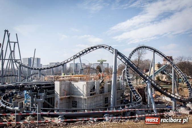 Zdjęcie w galerii na portalu naszraciborz.pl: Czy ta atrakcja, jak za dawnych lat, przyciągnie raciborzan do Chorzowa? Rollercoaster na finiszu FOTO wiadomości z regionu