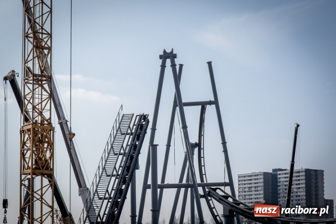 Zdjęcie w galerii na portalu naszraciborz.pl: Czy ta atrakcja, jak za dawnych lat, przyciągnie raciborzan do Chorzowa? Rollercoaster na finiszu FOTO wiadomości z regionu