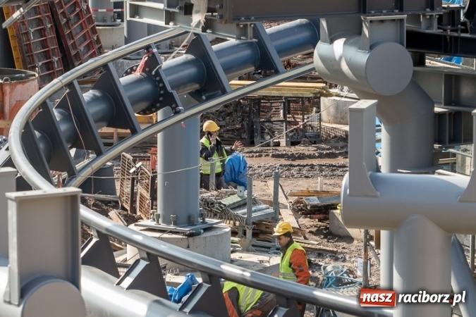 Zdjęcie w galerii na portalu naszraciborz.pl: Czy ta atrakcja, jak za dawnych lat, przyciągnie raciborzan do Chorzowa? Rollercoaster na finiszu FOTO wiadomości z regionu