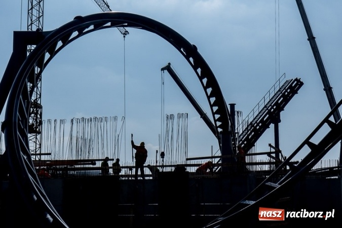 Zdjęcie w galerii na portalu naszraciborz.pl: Czy ta atrakcja, jak za dawnych lat, przyciągnie raciborzan do Chorzowa? Rollercoaster na finiszu FOTO wiadomości z regionu