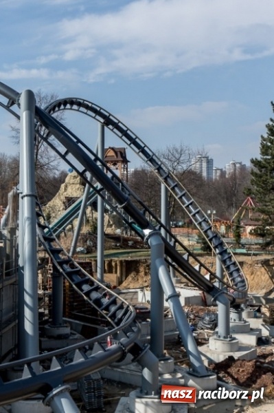 Zdjęcie w galerii na portalu naszraciborz.pl: Czy ta atrakcja, jak za dawnych lat, przyciągnie raciborzan do Chorzowa? Rollercoaster na finiszu FOTO wiadomości z regionu