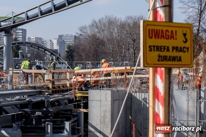 Zdjęcie w galerii na portalu naszraciborz.pl: Czy ta atrakcja, jak za dawnych lat, przyciągnie raciborzan do Chorzowa? Rollercoaster na finiszu FOTO wiadomości z regionu