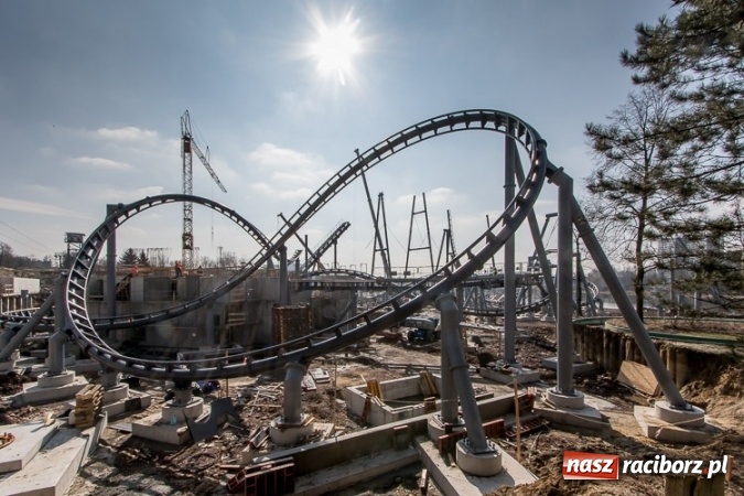 Zdjęcie w galerii na portalu naszraciborz.pl: Czy ta atrakcja, jak za dawnych lat, przyciągnie raciborzan do Chorzowa? Rollercoaster na finiszu FOTO wiadomości z regionu