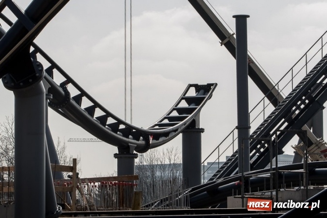 Zdjęcie w galerii na portalu naszraciborz.pl: Czy ta atrakcja, jak za dawnych lat, przyciągnie raciborzan do Chorzowa? Rollercoaster na finiszu FOTO wiadomości z regionu