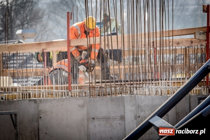 Zdjęcie w galerii na portalu naszraciborz.pl: Czy ta atrakcja, jak za dawnych lat, przyciągnie raciborzan do Chorzowa? Rollercoaster na finiszu FOTO wiadomości z regionu