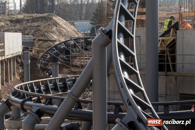 Zdjęcie w galerii na portalu naszraciborz.pl: Czy ta atrakcja, jak za dawnych lat, przyciągnie raciborzan do Chorzowa? Rollercoaster na finiszu FOTO wiadomości z regionu