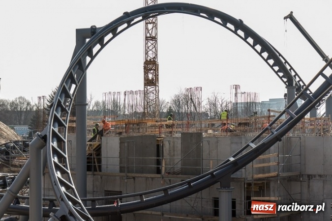 Zdjęcie w galerii na portalu naszraciborz.pl: Czy ta atrakcja, jak za dawnych lat, przyciągnie raciborzan do Chorzowa? Rollercoaster na finiszu FOTO wiadomości z regionu