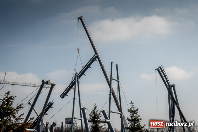 Zdjęcie w galerii na portalu naszraciborz.pl: Czy ta atrakcja, jak za dawnych lat, przyciągnie raciborzan do Chorzowa? Rollercoaster na finiszu FOTO wiadomości z regionu