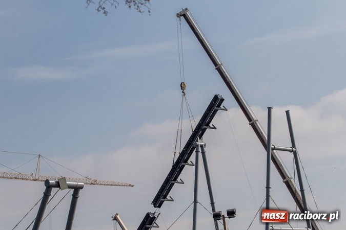 Zdjęcie w galerii na portalu naszraciborz.pl: Czy ta atrakcja, jak za dawnych lat, przyciągnie raciborzan do Chorzowa? Rollercoaster na finiszu FOTO wiadomości z regionu