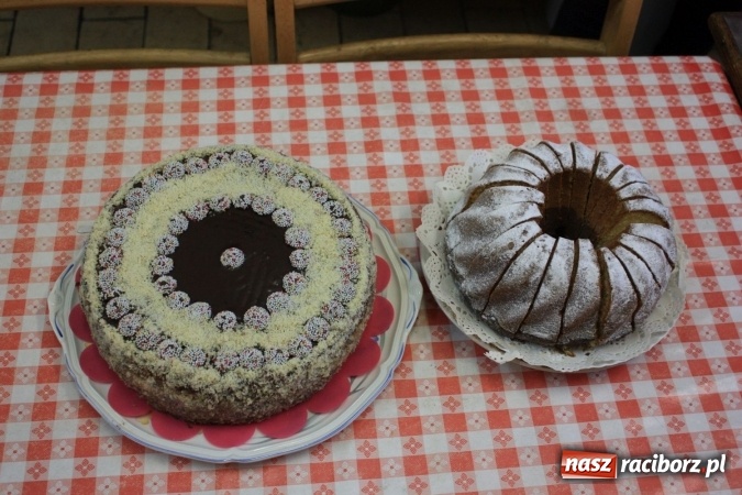 Zdjęcie w galerii na portalu naszraciborz.pl: Goście z Czech na szkubaniu pierza w Borucinie FOTO wiadomości z regionu