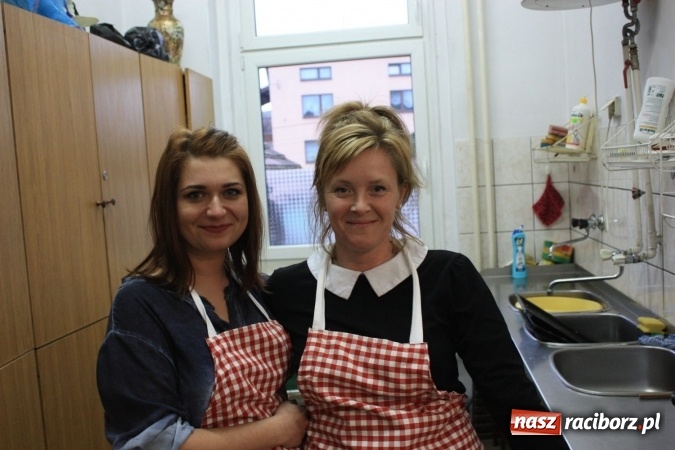 Zdjęcie w galerii na portalu naszraciborz.pl: Goście z Czech na szkubaniu pierza w Borucinie FOTO wiadomości z regionu