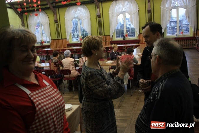 Zdjęcie w galerii na portalu naszraciborz.pl: Goście z Czech na szkubaniu pierza w Borucinie FOTO wiadomości z regionu