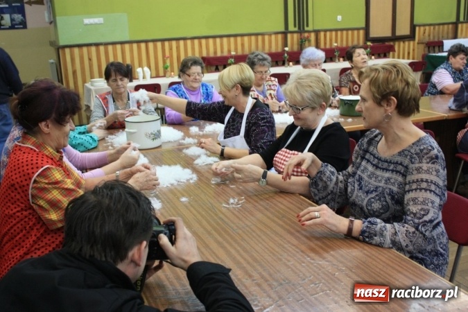Zdjęcie w galerii na portalu naszraciborz.pl: Goście z Czech na szkubaniu pierza w Borucinie FOTO wiadomości z regionu