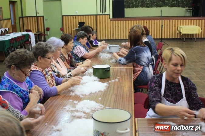Zdjęcie w galerii na portalu naszraciborz.pl: Goście z Czech na szkubaniu pierza w Borucinie FOTO wiadomości z regionu