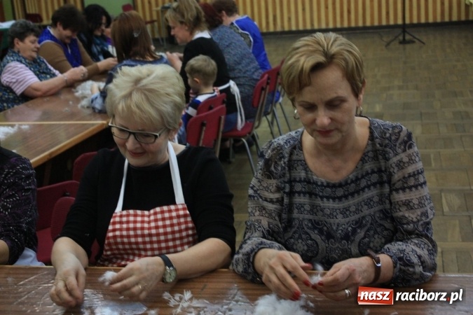 Zdjęcie w galerii na portalu naszraciborz.pl: Goście z Czech na szkubaniu pierza w Borucinie FOTO wiadomości z regionu