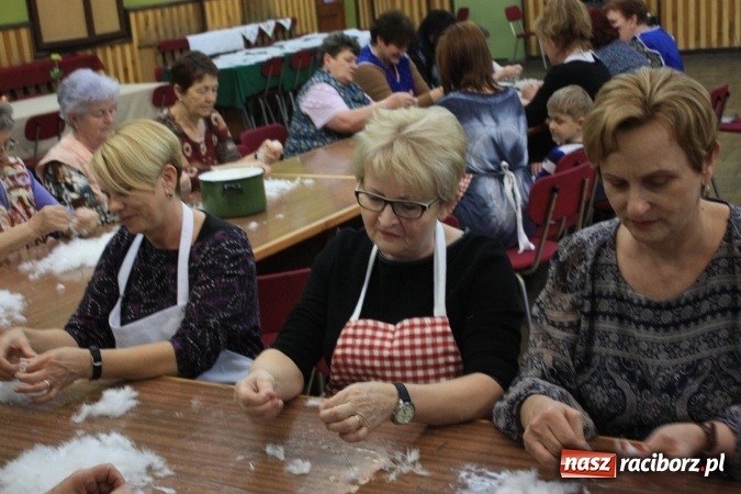 Zdjęcie w galerii na portalu naszraciborz.pl: Goście z Czech na szkubaniu pierza w Borucinie FOTO wiadomości z regionu