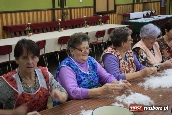 Zdjęcie w galerii na portalu naszraciborz.pl: Goście z Czech na szkubaniu pierza w Borucinie FOTO wiadomości z regionu