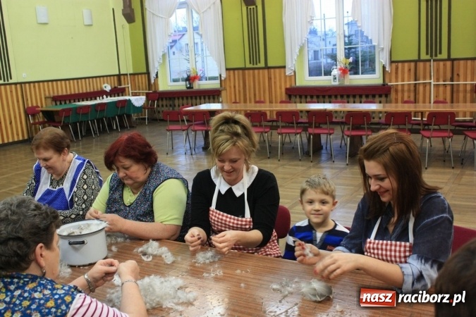Zdjęcie w galerii na portalu naszraciborz.pl: Goście z Czech na szkubaniu pierza w Borucinie FOTO wiadomości z regionu