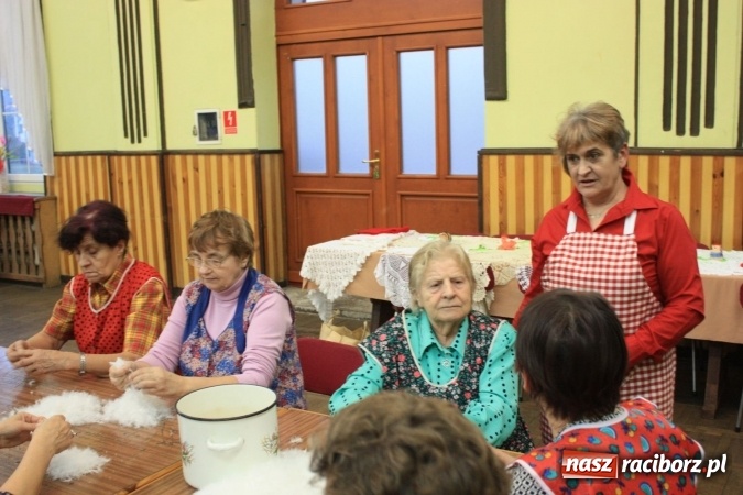 Zdjęcie w galerii na portalu naszraciborz.pl: Goście z Czech na szkubaniu pierza w Borucinie FOTO wiadomości z regionu