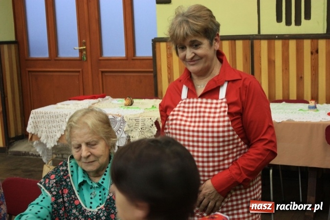Zdjęcie w galerii na portalu naszraciborz.pl: Goście z Czech na szkubaniu pierza w Borucinie FOTO wiadomości z regionu
