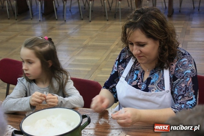 Zdjęcie w galerii na portalu naszraciborz.pl: Goście z Czech na szkubaniu pierza w Borucinie FOTO wiadomości z regionu
