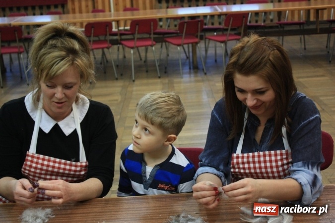 Zdjęcie w galerii na portalu naszraciborz.pl: Goście z Czech na szkubaniu pierza w Borucinie FOTO wiadomości z regionu