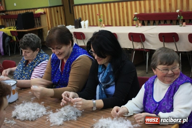 Zdjęcie w galerii na portalu naszraciborz.pl: Goście z Czech na szkubaniu pierza w Borucinie FOTO wiadomości z regionu